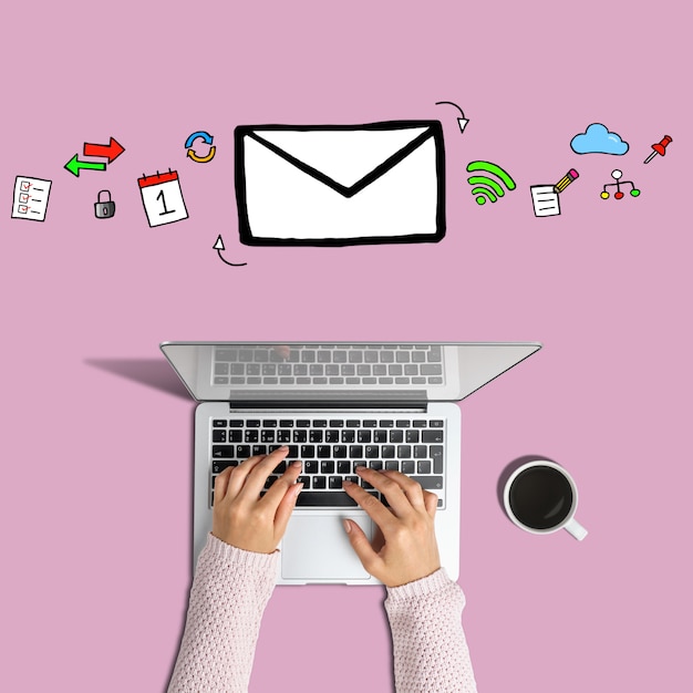 E-mail communicatie concept. Handen met laptop en e-mailpictogram.