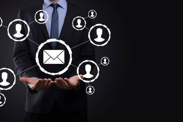 E-mail en gebruiker iconsign symbool marketing of nieuwsbrief concept diagramE-mail verzendenBulk mailE-mail en sms marketing concept Regeling van directe verkoop in het bedrijfsleven Lijst met klanten voor mailing
