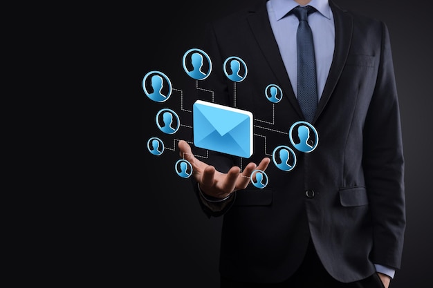 E-mail en gebruiker iconsign symbool marketing of nieuwsbrief concept diagramE-mail verzendenBulk mailE-mail en sms marketing concept Regeling van directe verkoop in het bedrijfsleven Lijst met klanten voor mailing