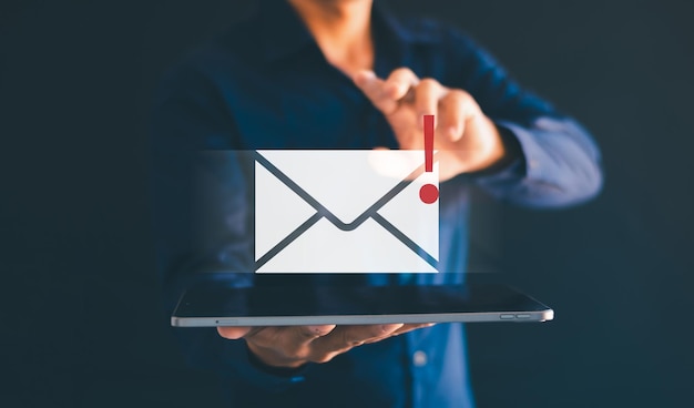 E-mailbox en spam virus waarschuwing met internet mail beveiliging waarschuwing spam en junk mail en gecompromitteerde gegevens