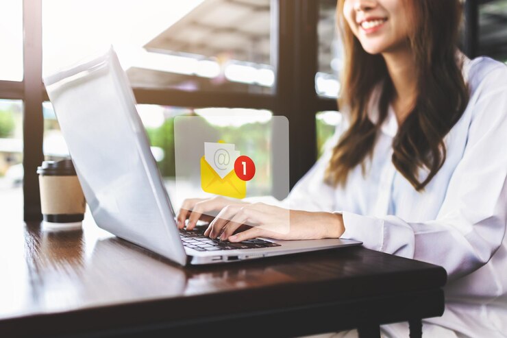 E-mailmarketing en inboxconcept Zakenvrouw die e-mail controleert op laptop met e-mailinboxpictogramillustratiebedrijf dat veel e-mails of digitale nieuwsbrief naar klanten verzendt