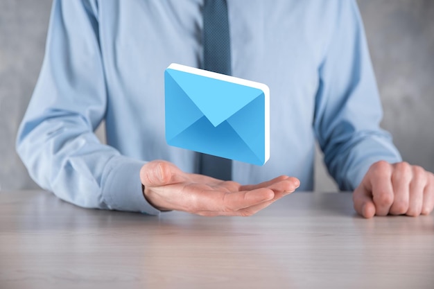 E-mailmarketing en nieuwsbriefconcept. neem contact met ons op via nieuwsbrief-e-mail en bescherm uw persoonlijke gegevens tegen spammailconcept. schema van directe verkoop in het bedrijfsleven. lijst met klanten voor mailing.