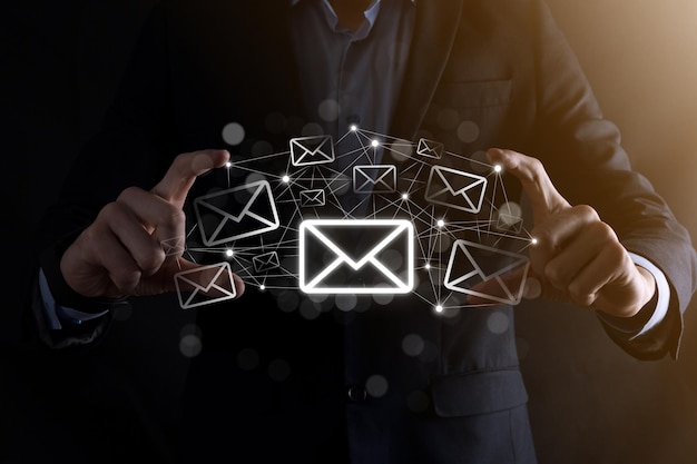 E-mailmarketing en nieuwsbriefconceptNeem contact met ons op via nieuwsbrief-e-mail en bescherm uw persoonlijke gegevens tegen spam-mailconceptSchema van directe verkoop in het bedrijfsleven Lijst met klanten voor mailing