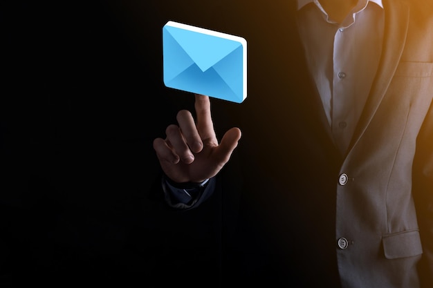 E-mailmarketing en nieuwsbriefconceptNeem contact met ons op via nieuwsbrief-e-mail en bescherm uw persoonlijke gegevens tegen spam-mailconceptSchema van directe verkoop in het bedrijfsleven Lijst met klanten voor mailing