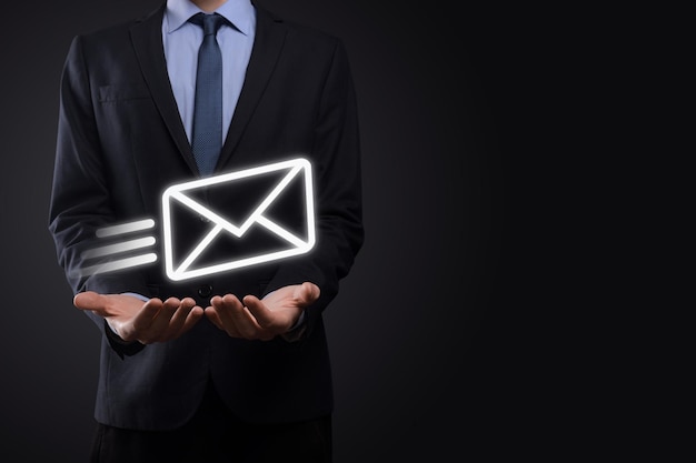 E-mailmarketing en nieuwsbriefconceptNeem contact met ons op via nieuwsbrief-e-mail en bescherm uw persoonlijke gegevens tegen spam-mailconceptSchema van directe verkoop in het bedrijfsleven Lijst met klanten voor mailing