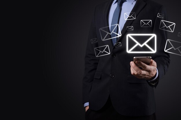 E-mailmarketing en nieuwsbriefconceptNeem contact met ons op via nieuwsbrief-e-mail en bescherm uw persoonlijke gegevens tegen spam-mailconceptSchema van directe verkoop in het bedrijfsleven Lijst met klanten voor mailing