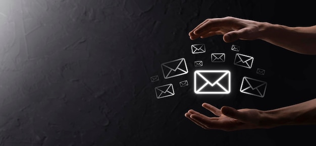 E-mailmarketing en nieuwsbriefconceptNeem contact met ons op via nieuwsbrief-e-mail en bescherm uw persoonlijke gegevens tegen spam-mailconceptSchema van directe verkoop in het bedrijfsleven Lijst met klanten voor mailing