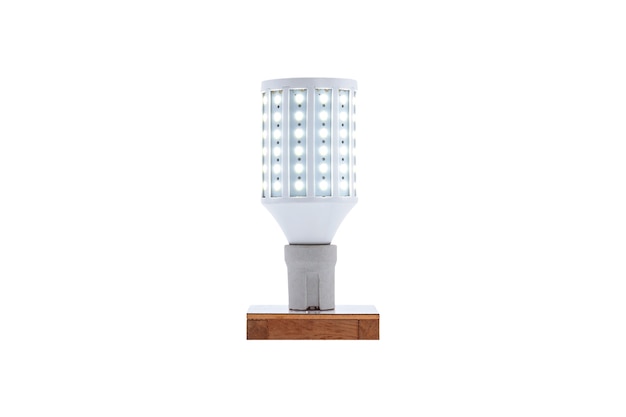 E27 230v led-spaarlamp met schroefdop op een houten voet geïsoleerd op een witte achtergrond.