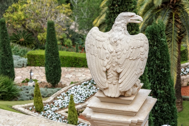 Foto statua dell'aquila nei giardini bahai