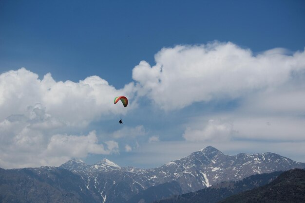 Photo eagles view paragliding adventures in the dhauladhar range