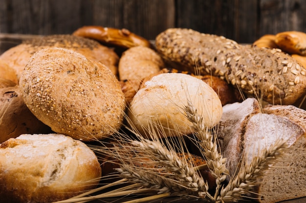 Spiga di grano davanti al pane cotto