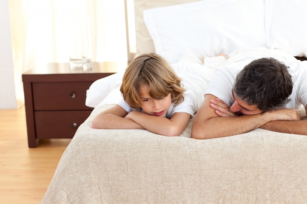 Earing vader die met zijn zoon spreekt liggend op bed