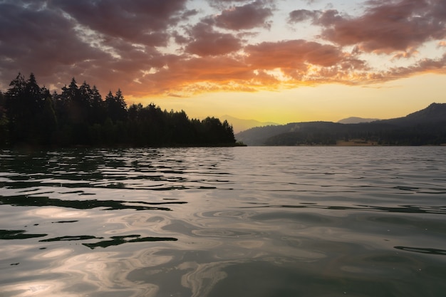 Prime ore del mattino sul lago calmo