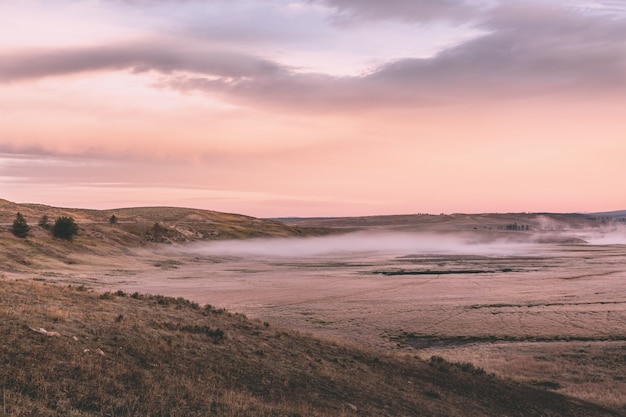 La mattina presto sulle rive del lago yellowstone.