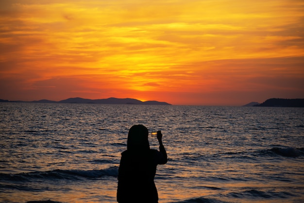 Foto primo mattino bella vista sul mare, alba sul mare.