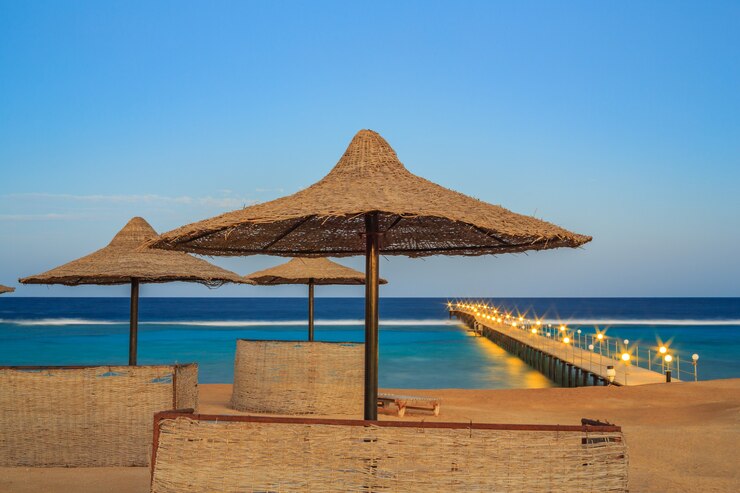 早朝と海沿いのホテルのビーチの穏やかな海