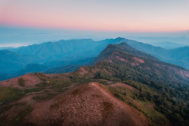 日の出前の高角度からの早朝の山