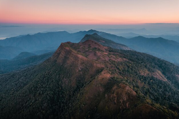 日の出前の高角度からの早朝の山