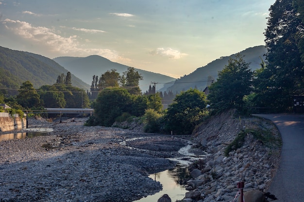 Mattina presto al fiume di montagna