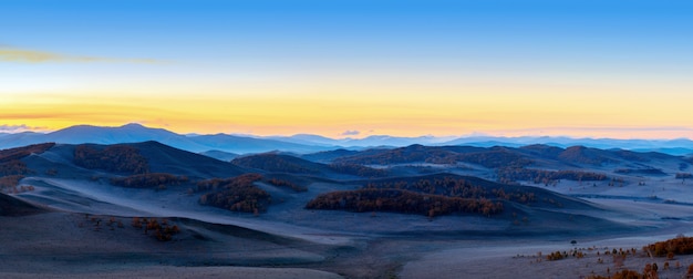 早朝の山