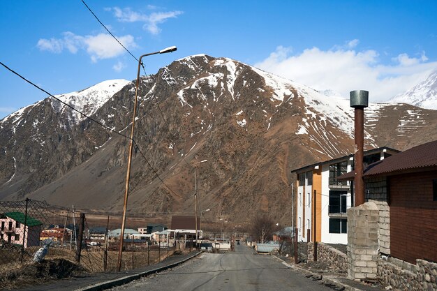 山の早春。ジョージアを車で旅行します。素晴らしい山の崖の風景