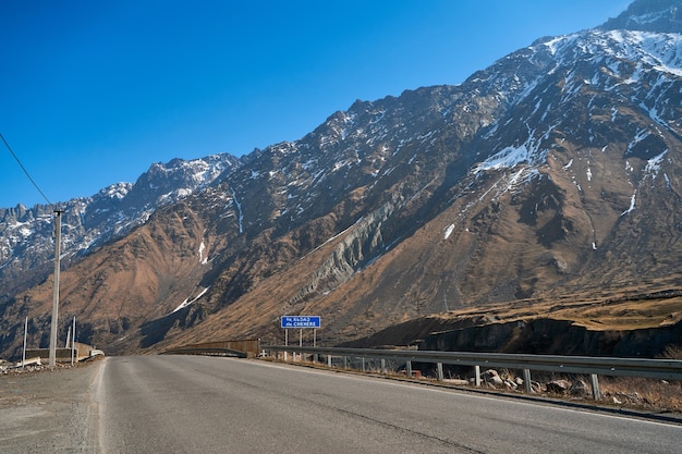 L'inizio della primavera in montagna. viaggio in auto in georgia. incredibile paesaggio di scogliere di montagna