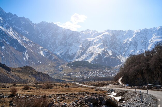 山の早春 ジョージア州を車で旅行する 素晴らしい山の崖の風景