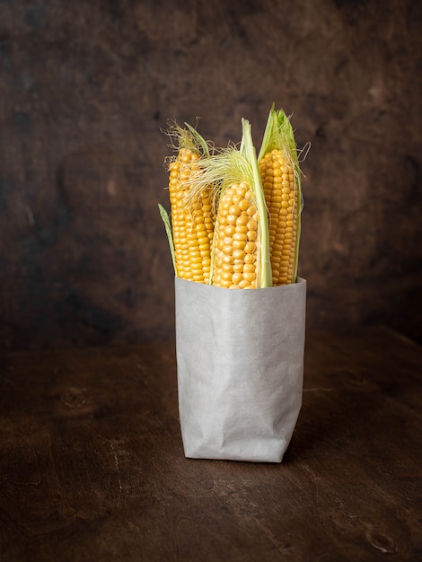 Photo ears of fresh corn in a paper bag