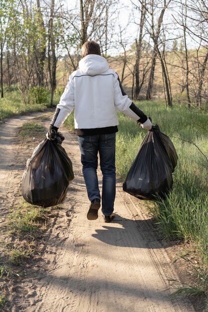 Foto concetto di vacanza per la giornata della terra. i volontari di eco puliscono la foresta.