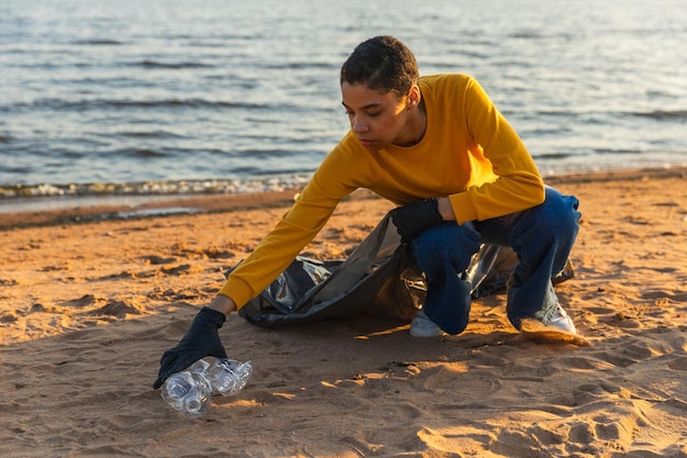 지구의 날 자원봉사자 활동가 팀은 해변 해안 지역의 쓰레기 청소를 수집합니다.