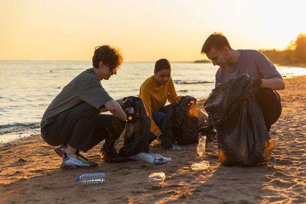 Earth Day vrijwilligers activisten team verzamelt vuilnis schoonmaak van het strand kustzone vrouw mannen zet