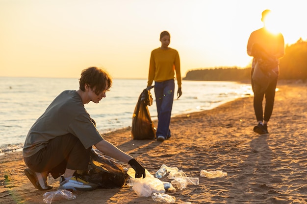 Earth Day vrijwilligers activisten team verzamelt vuilnis schoonmaak van het strand kustzone vrouw mannen zet