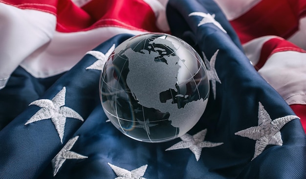 земной стеклянный шар на флаге америи. идеально подходит для макетов веб-сайтов и журналов