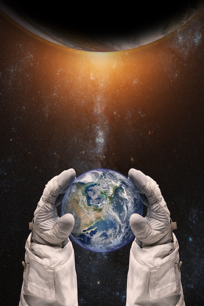 Photo earth in the hands of astronaut