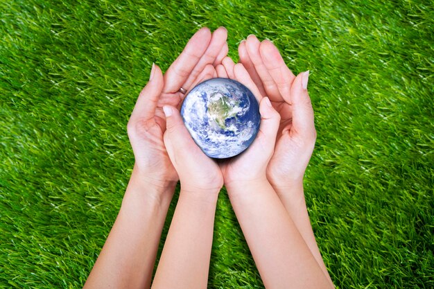 Photo earth in hands