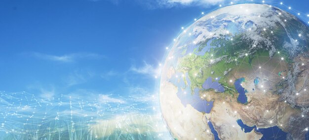 Earth view of Global Sphere netwerkstructuur op blauwe hemelachtergrond. ecologie concept