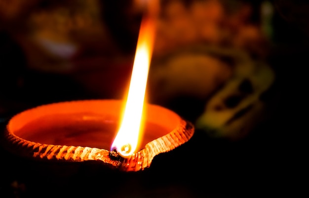 土製のディワリランプは、インドのディワリ祭の際に明るくなります。
