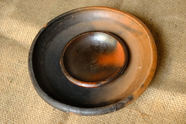 삼베 자루에 토기 접시. 점토로 만든. 전통 조리기구. 게라바 타나.
