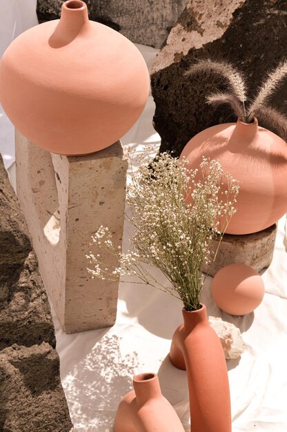 陶器の花瓶とオブジェクト パステル テラコッタ色で静物画のような植物