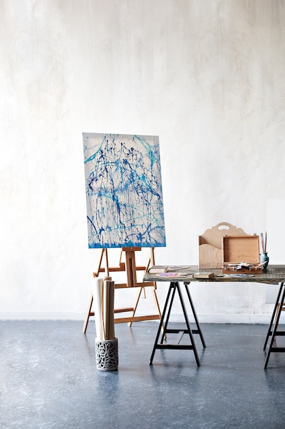 Easel and canvases for teaching drawing