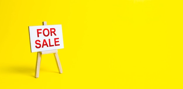Foto cavalletto con la scritta vendita domanda per la vendita di immobili e immobili