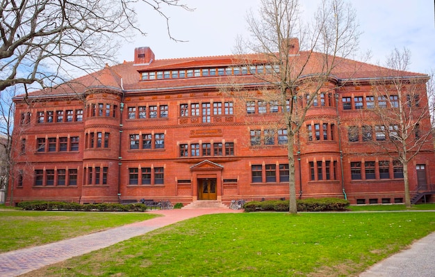 Foto facciata est di sever hall nell'harvard yard dell'università di harvard, massachusetts, ma, usa. è utilizzato come biblioteca, aula magna e aula per diversi corsi.