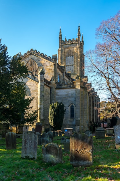 East grinstead, west sussex/uk - 20 januari: uitzicht op st swithun's church in east grinstead west sussex op 20 januari 2017