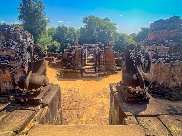イースト・メボン・マウント寺院は,カンボジアのアンコールの領土に位置するクメール文明の寺院で,シヴァ神に敬意を表して建てられた.
