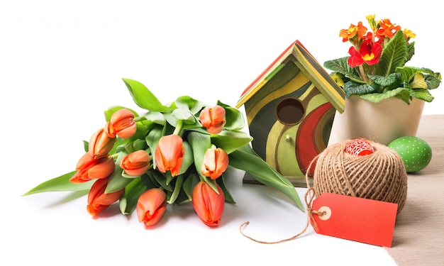 Disposizione di pasqua con i fiori d'arancio su whte