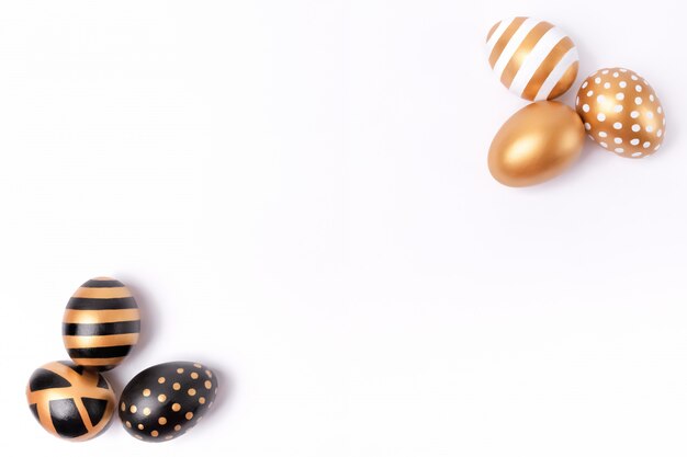 Priorità bassa di pasqua o concetto di pasqua. uova decorate dorate di pasqua isolate su fondo bianco