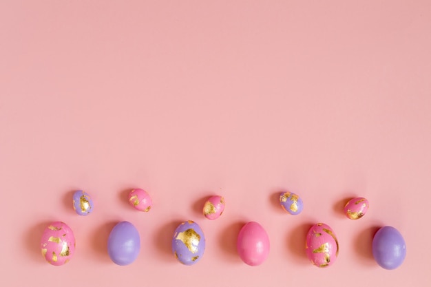 분홍색 배경 복사 공간에 황금 호일이 있는 부활절 배경 활기찬 분홍색 및 보라색 달걀