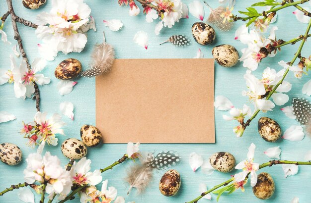 Пасхальный фон с яйцами и миндальной цветочной бумагой в центре
