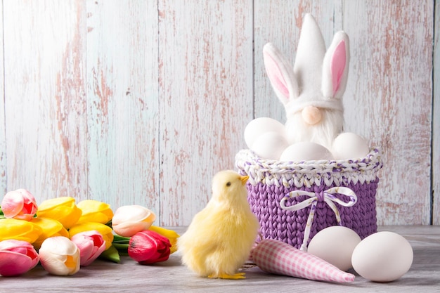 Пасхальная корзинка с яйцами и пасхальный гномик с кроличьими ушами Пасха Праздник весны