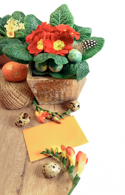 Пасхальная рамка с оранжевыми цветами и весенними украшениями